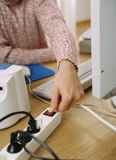 Einfach mal abschalten: So vermeiden Sie unnötige Stromkosten im Urlaub