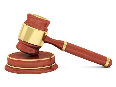 Urteil: Bewährungsstrafe für Rechtsanwalt, der Immobilien unter Wert verkauft hat